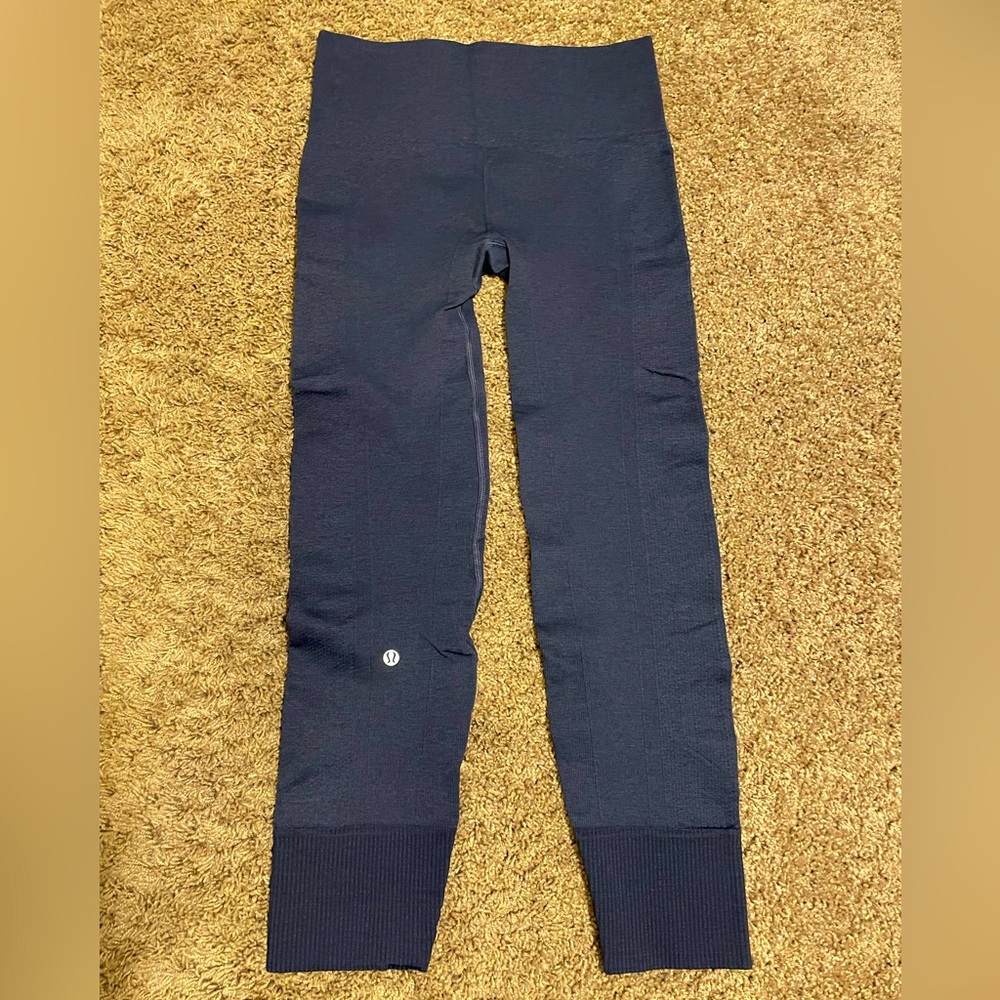 Lululemon In the Flow Crop 3/4 Leggings
Size 6. New Condition